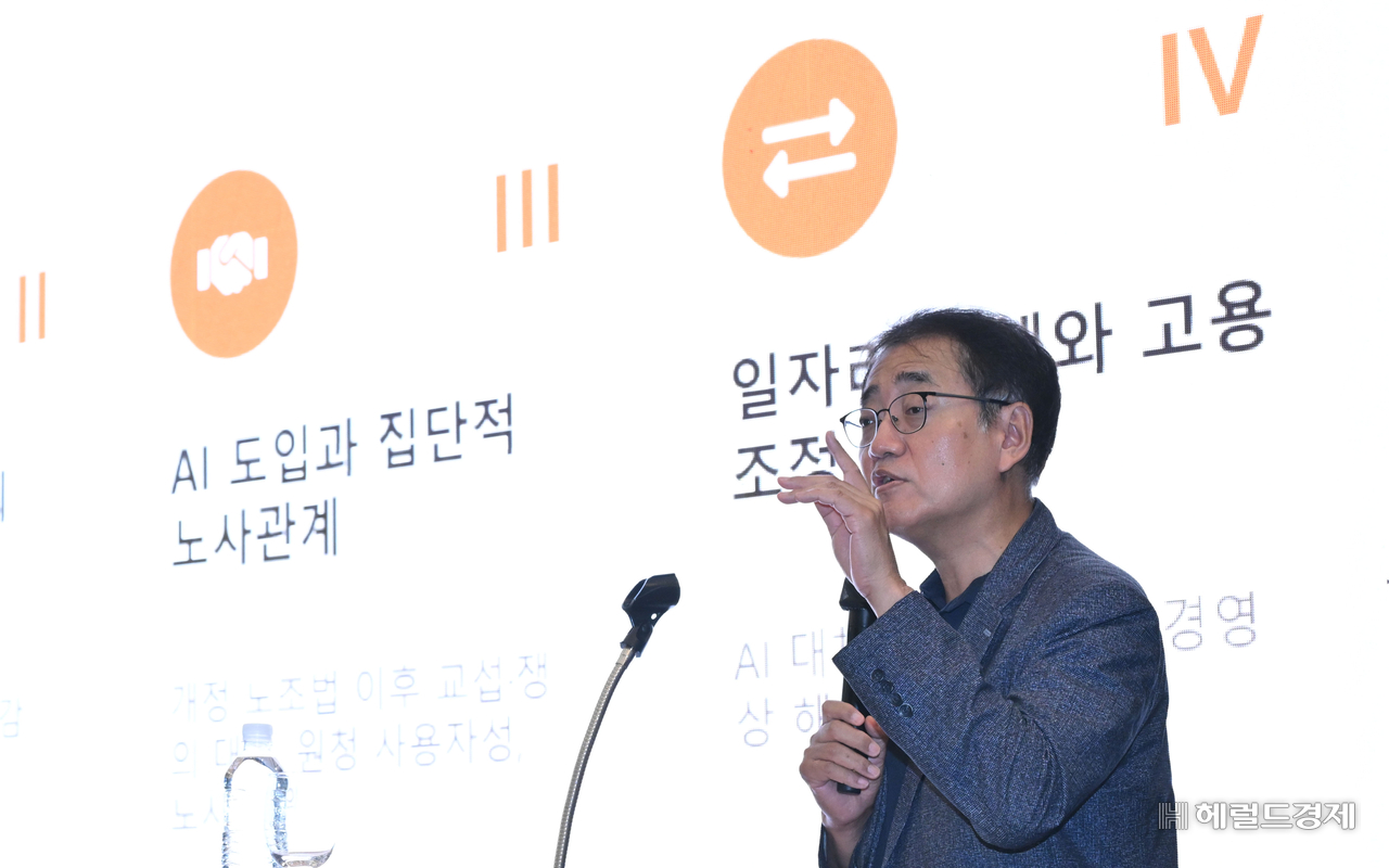 Korea University School of Law Professor Kim Dong-wook delivers a lecture at the LSRF Labor and Safety Law Forum's October invited lecture, held Wednesday morning at Ambassador Seoul Pullman Hotel in Jung-gu, Seoul. Photo by Lim Se-jun