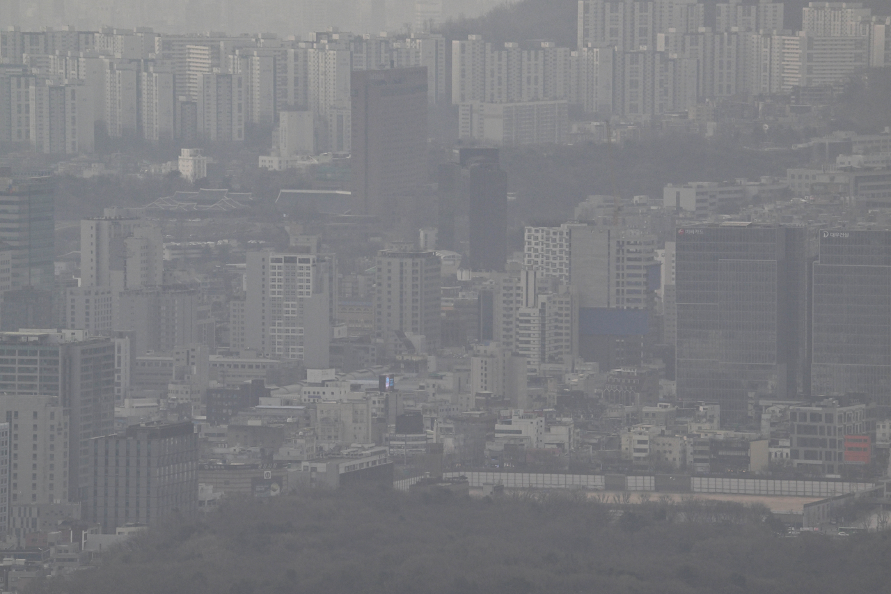 서울 종로구 북악스카이웨이에서 바라본 도심 일대가 미세먼지로 인해 뿌연 모습을 나타내고 있다. 임세준 기자