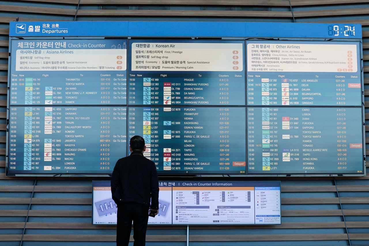 인천국제공항 제2터미널에서 한 여행객이 운항스케줄을 살펴보고 있다. 영종도=임세준 기자