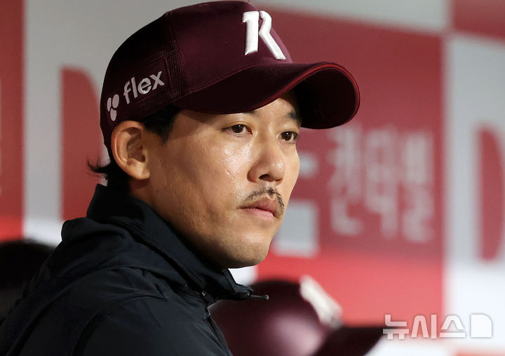Lee Yong-kyu, then a coach with the Kiwoom Heroes. [Newsis]