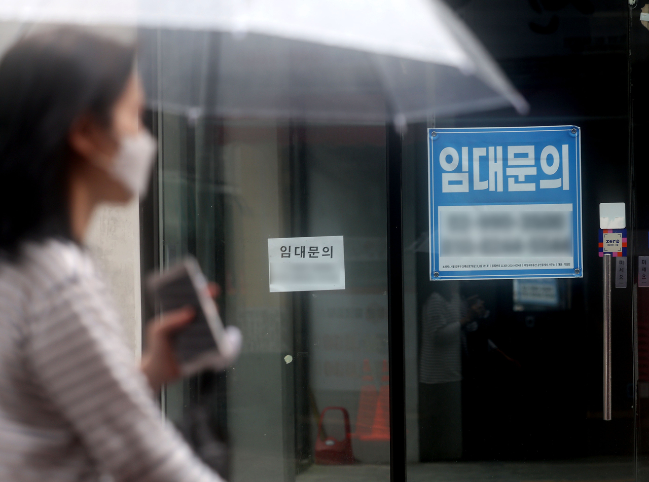 서울 한 상가에 임대 문의가 표시돼 있다. [뉴시스]