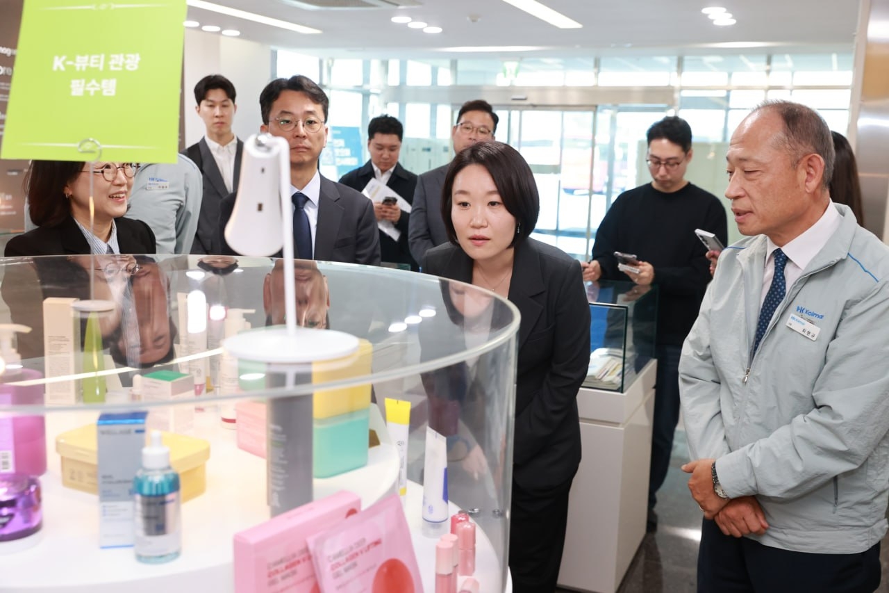 이소영 중소벤처기업부 장관이 16일 한국콜마 세종공장을 방문해 전시 제품을 둘러보고 있다.  [중기부 제공]