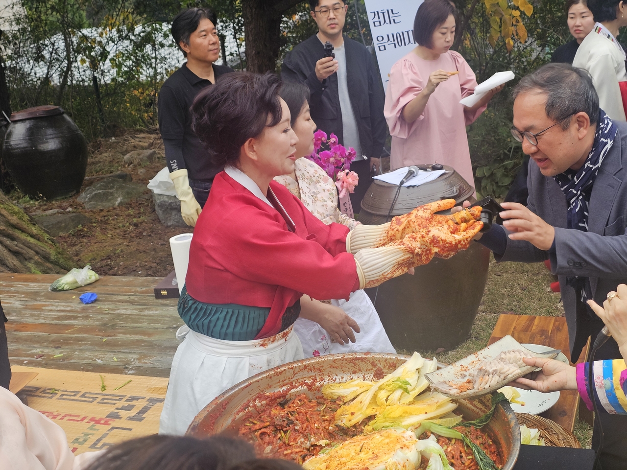 20일 경기도 남양주 이하연김치문화원에서는 ‘제1회 이하연 김치명인과 함께하는 유네스코 김장문화 등재기념 갈라쇼’ 현장에서 이하연 명인이 참가자에게 김치를 전달하고 있다. 채상우 기자