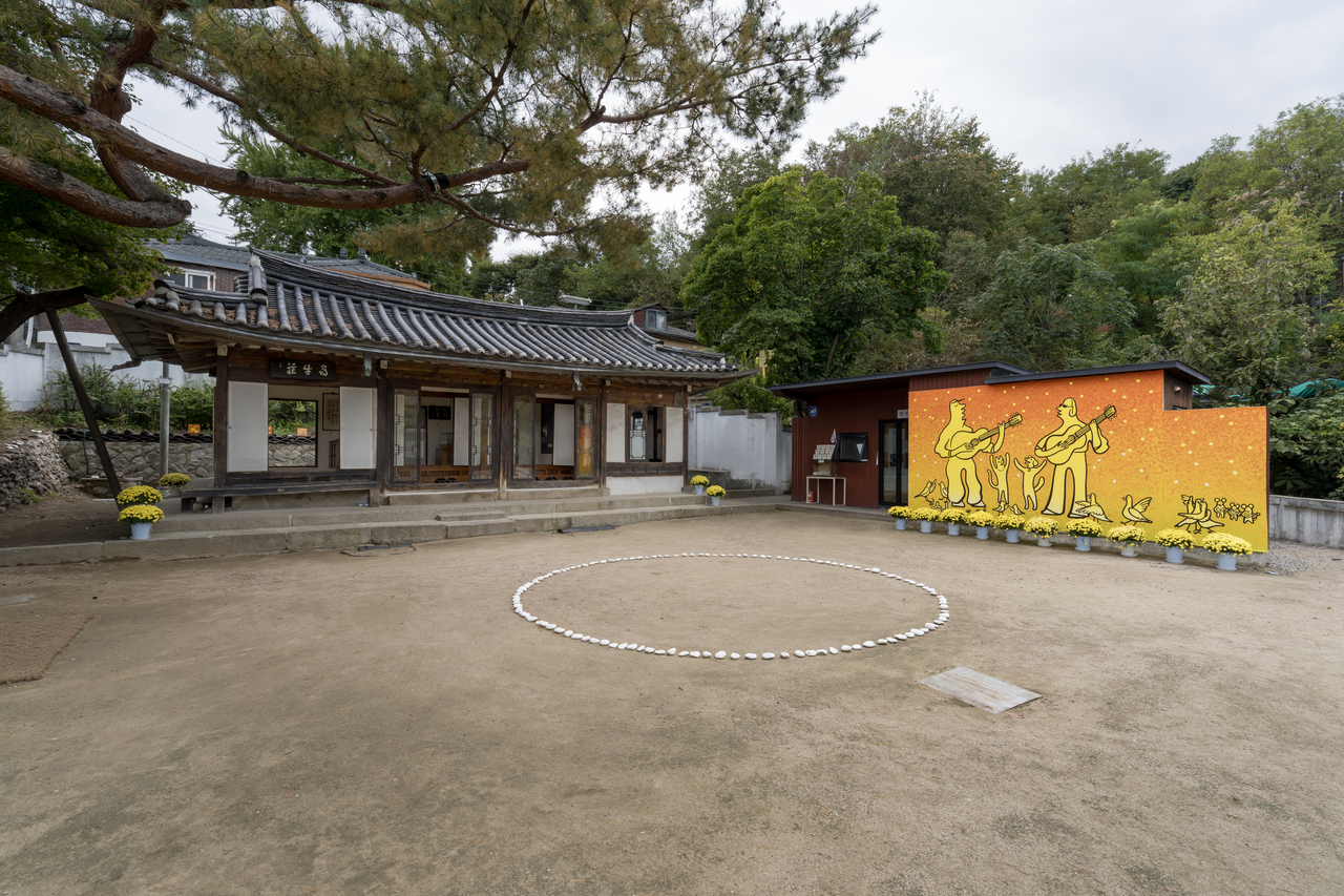2026 성북아트위크 공간프로젝트 심우장-이우성 ‘노래하는 마음으로’ 전시 전경. [성북구립미술관 제공]