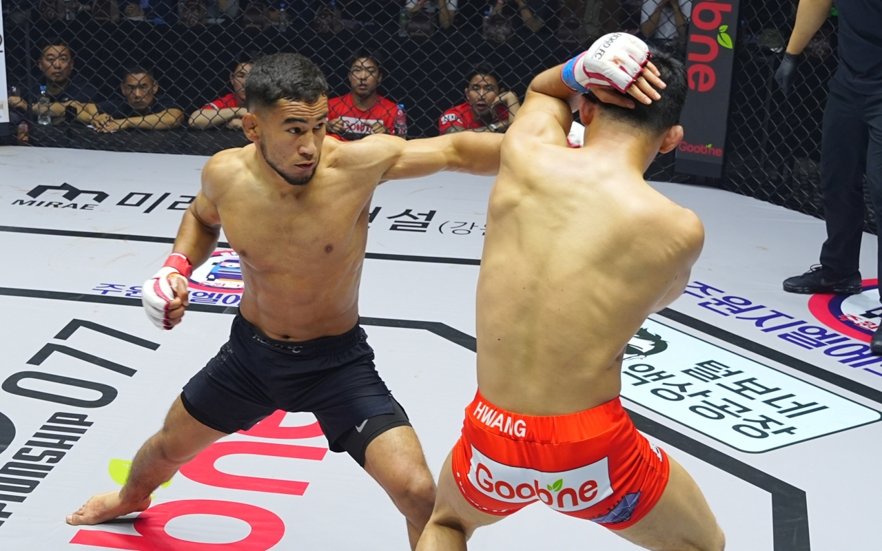 Sardor Abdusatorov (left) unleashes a flurry of punches on Hwang Deok-young at Road FC 077 in May.