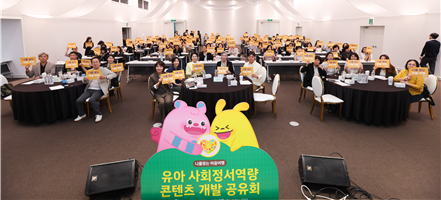 Park Jeong-suk, chief executive of the Seoul Foundation of Women and Family, poses with other key attendees at the Nareul Chatneun Maeum Yeohaeng showcase held Tuesday at Pium Seoul in Seoul Women's Plaza. Provided by Seoul Foundation of Women and Family