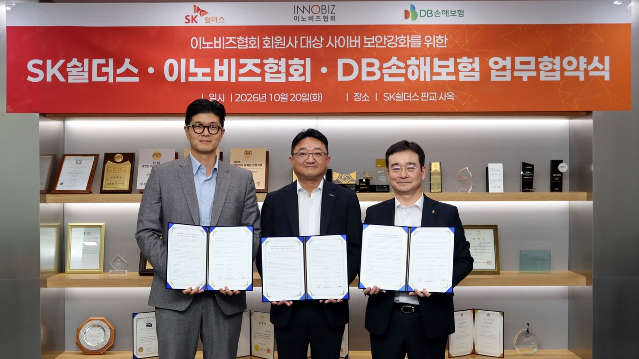 지난 20일 SK쉴더스 판교사옥에서 열린 업무협약식에서 최재호(왼쪽부터) SK쉴더스 사이버기술센터장, 김홍석 이노비즈협회 상근부회장 직무대행, 차주용 DB손해보험 법인마케팅본부장이 기념촬영을 하고 있다.[SK쉴더스 제공]