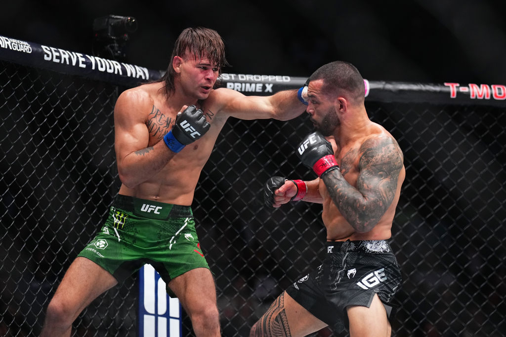 도전자 디에고 로페스(왼쪽). 사진은 댄 이게와 싸우는 모습. [UFC 제공]