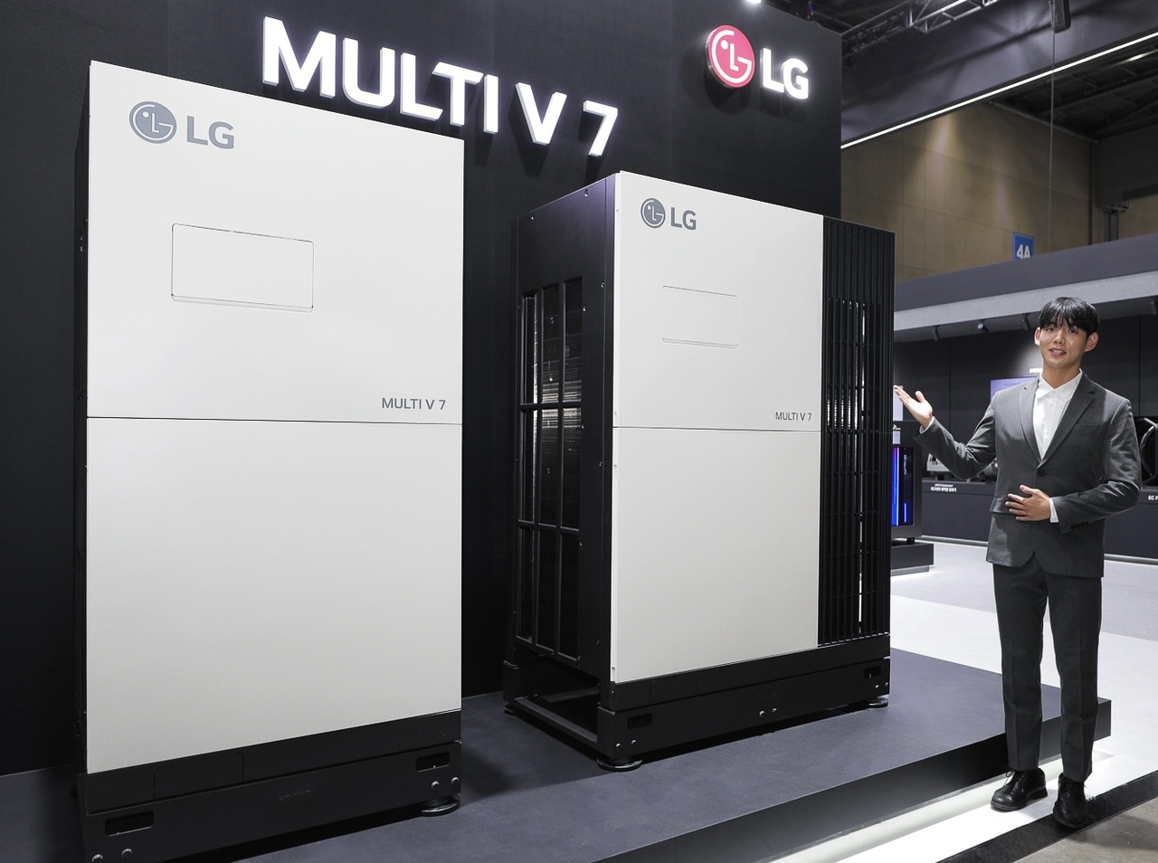 LG Electronics showcases its new commercial system air conditioner, the Multi V 7, at the HARFKO exhibition, which opened Wednesday at Kintex in Goyang. The Multi V 7 features dual AI and the new SPIN X compressor technology to enhance heating and cooling performance and energy efficiency. [LG Electronics]