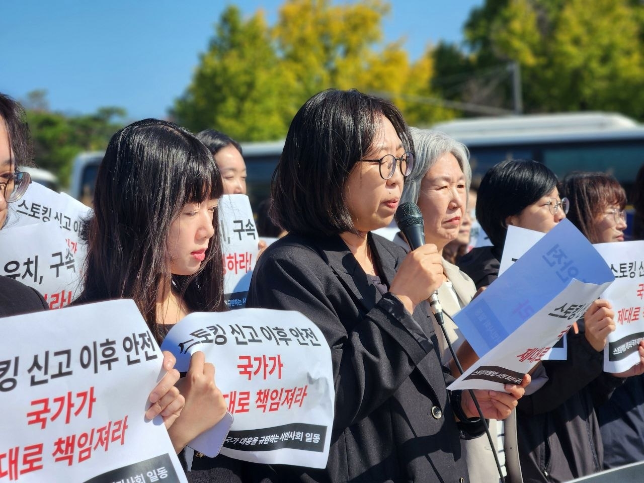 Song Ran-hee  (third from left), head of the Korea Women's Hot Line, speaks at the organization's press conference on the Act on Punishment of Crime of Stalking in Seoul on Wednesday. (Korea Women's Hot Line)