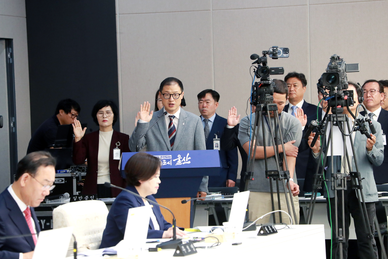 김상욱 울산시장이 21일 울산시청에서 열린 2026년도 국회 행정안전위원회 국정감사에서 선서를 하고 있다. [울산시 제공]