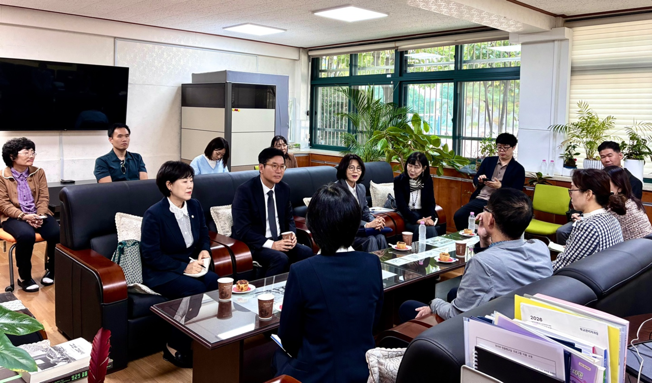 김호진 서울시의회 교육위원장이 지난 19일 서대문구 안산초등학교를 방문해 학교 관계자들과 노후시설을 살펴보고 교육환경 개선 방안을 논의하고 있다. 서울시의회 제공