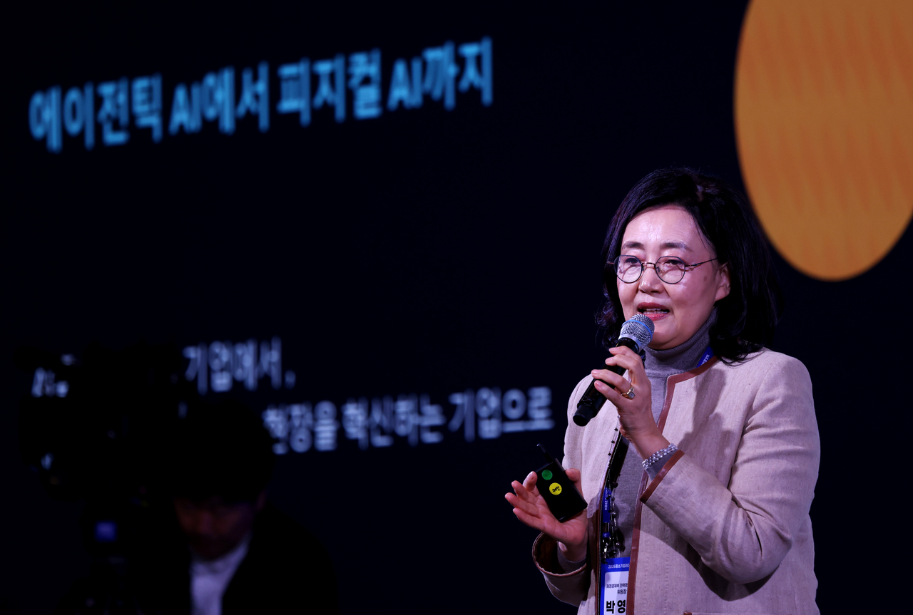 박영선 전략경제자문단 위원장이 21일 롯데호텔 제주에서 열린 ‘2026 중소기업 리더스포럼’ 정책토론회에서 인공지능(AI)에 대해 강연하고 있다. [중소기업중앙회]