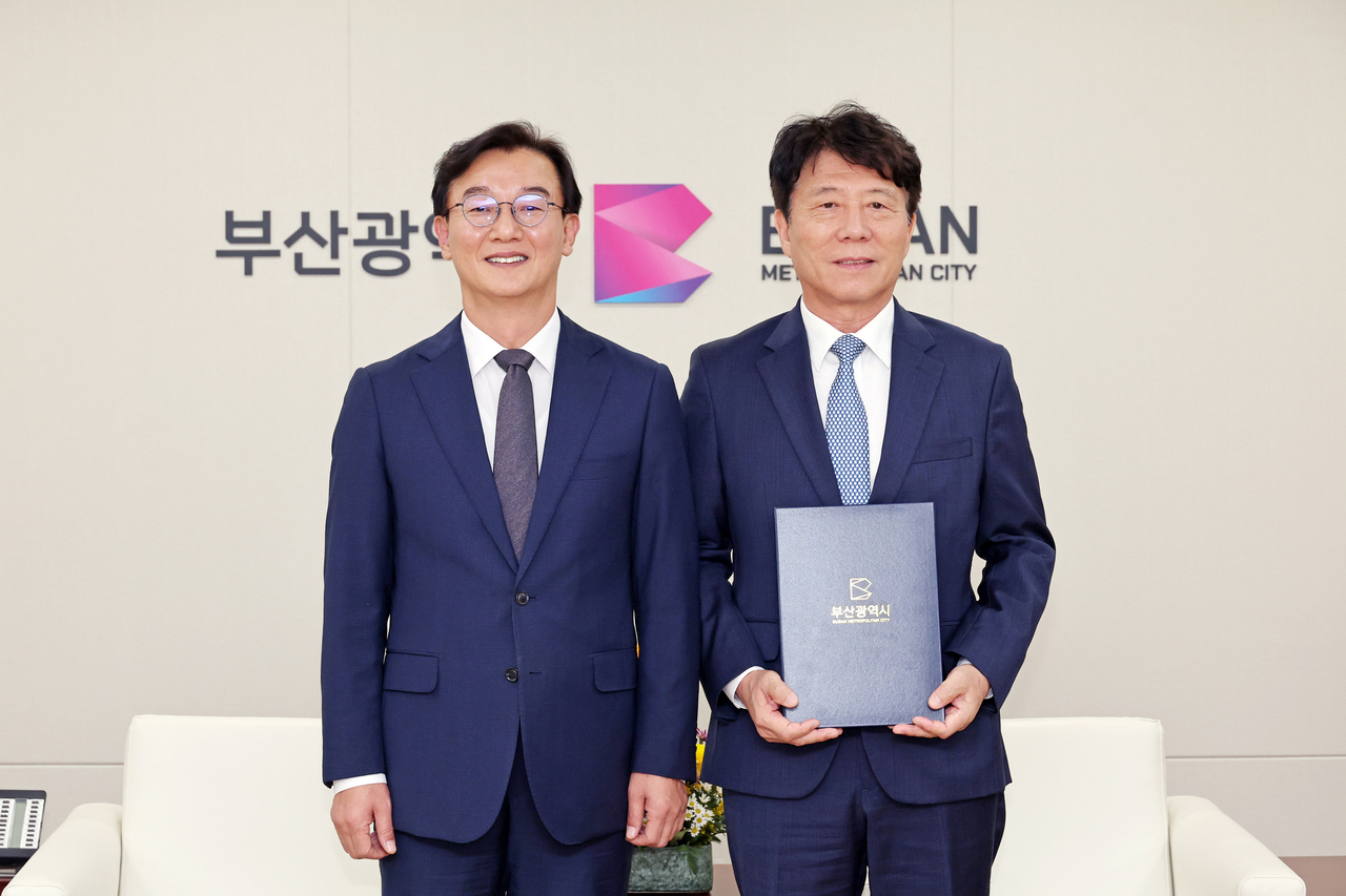 전재수 부산시장은 21일 김태호(오른쪽) 신임 부산교통공사 사장에게 임명장을 수여했다. [부산시 제공]