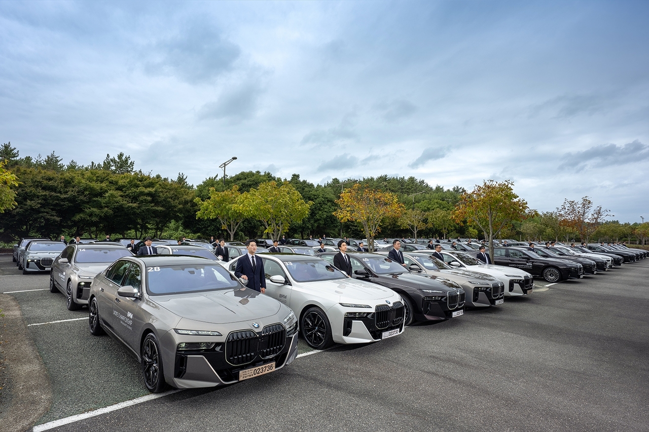 BMW 코리아는 오는 22일부터 25일까지 전남광주통합특별시 해남군 파인비치 골프링크스에서 개최하는 국내 유일 LPGA 정규 투어 대회인 ‘BMW 레이디스 챔피언십 2026’에서 7시리즈 차량 70여 대를 마련, 프리미엄 의전 서비스를 제공한다. [BMW 코리아 제공]