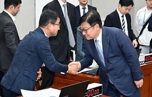 [헤럴드pic] 악수하는 한병도-정점식