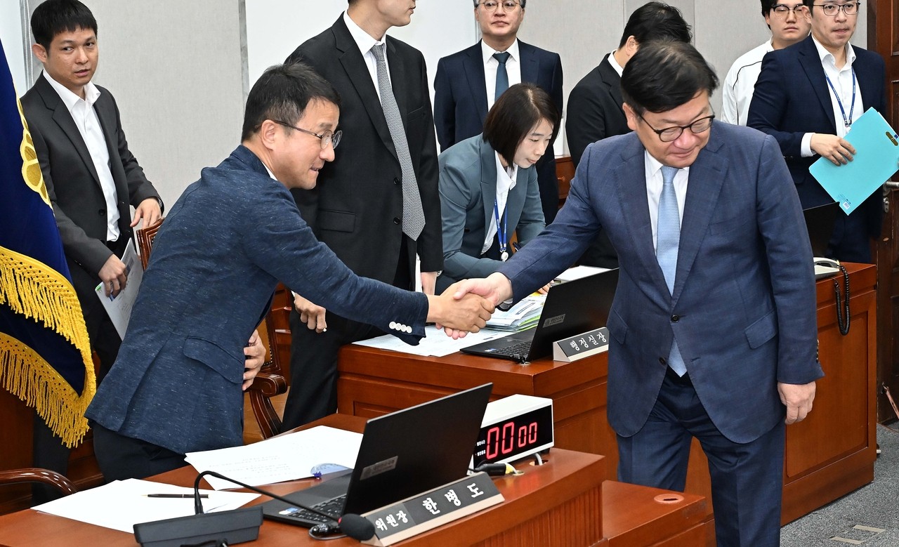 “영부인도 부르자” “정치공세 멈춰라”…靑국감 증인 채택 난타전
