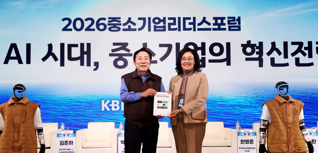 박영선 재정경제부 전략경제자문단 위원장(왼쪽)이 김기문 중소기업중앙회장과 21일 롯데호텔 제주에서 열린 ‘2026중소기업리더스포럼’에서 기념 촬영을 하고 있다. [중기중앙회]
