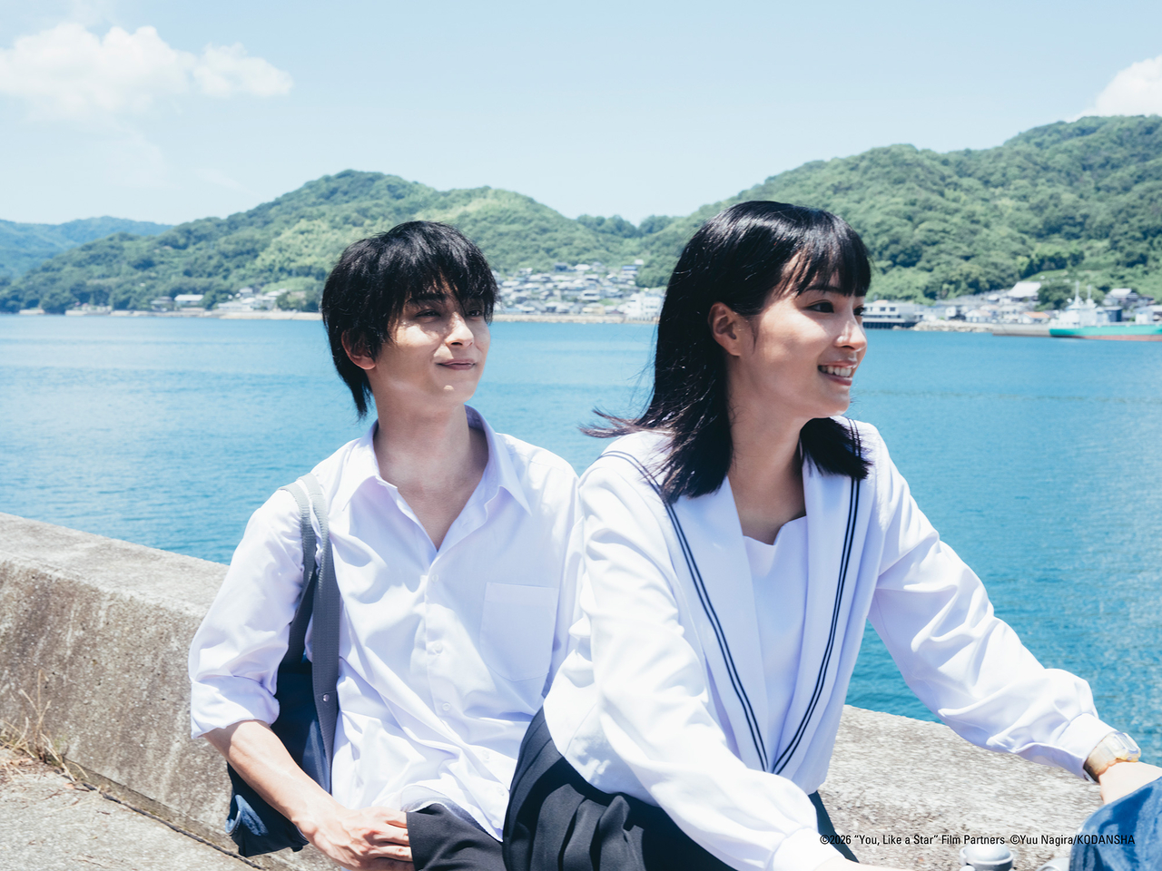 Yokohama Ryusei, known for "National Treasure" and "Wandering," and Hirose Suzu, known for "Gas Human" and "Our Little Sister," reunite in "Like a Star in the Sky." Pictured is a scene from the film. [Daewon Media]
