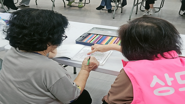 Care recipients and their volunteer neighbors participate in the Dongjak-gu community care network program.