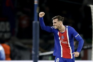 Barcelona suffers first loss of season, falls 4-2 to PSG