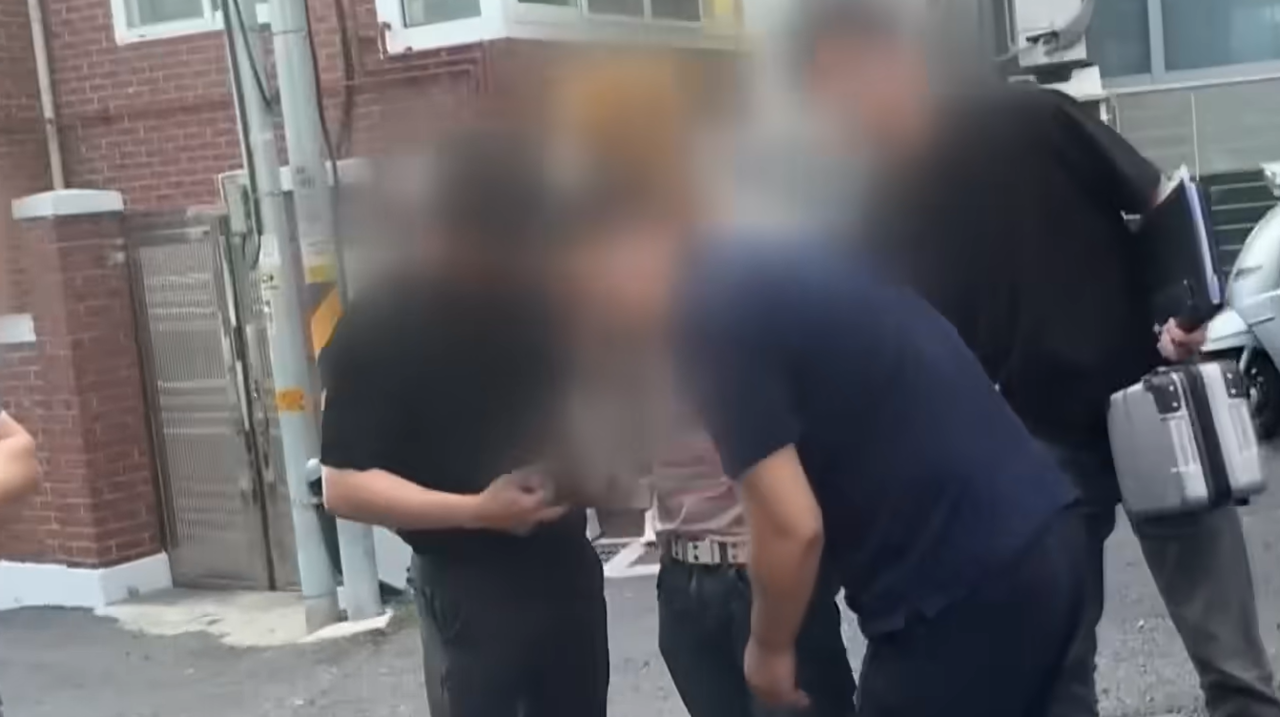 Police arrest a rapper who appeared on Mnet's "Show Me the Money" outside his home in Yongsan-gu, Seoul, in August on suspicion of purchasing and consuming marijuana products. (KBS' YouTube page)