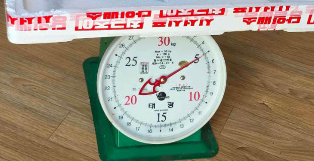 최근 국내 베트남인 커뮤니티에 고양이고기를 판매하는 글이 올라와 논란이다. 사진 속 저울 위에는 식용으로 손질된 고양이 사체 한 마리가 통째로 놓여있다.  [페이스북 캡처]