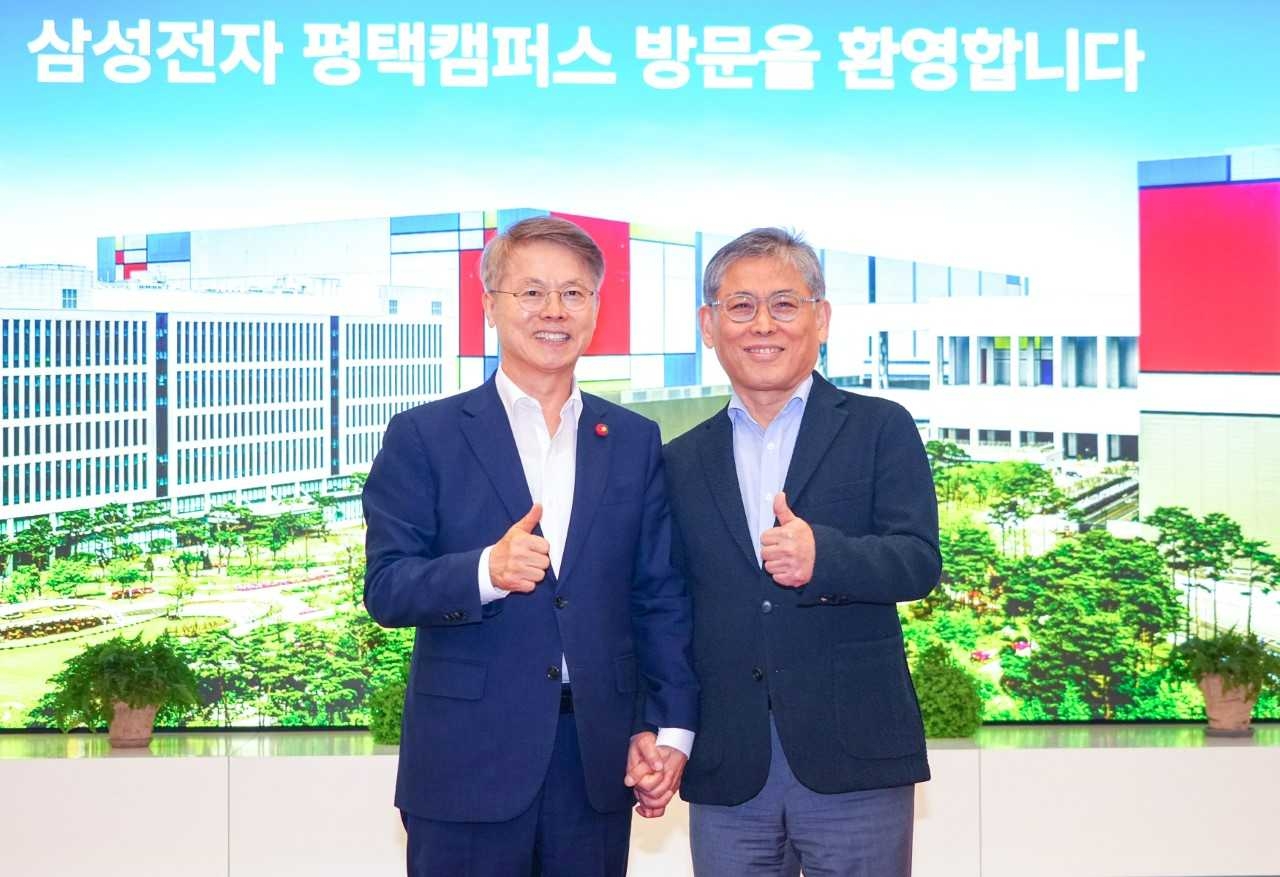 민형배 시장 등 전남광주통합특별시 관계자들이 지난 20일 경기 평택시 삼성전자 평택캠퍼스와 고덕국제화계획지구를 방문해 대규모 반도체 생산시설과 기반 시설 구축 사례를 점검했다.