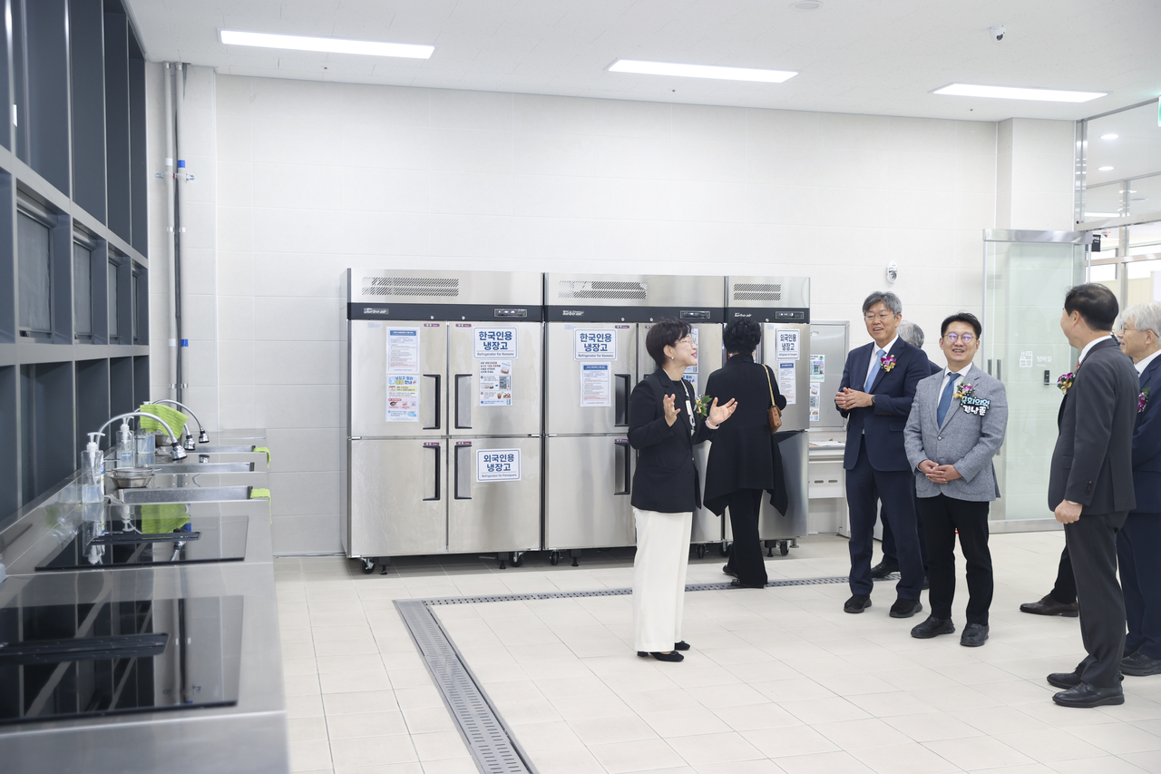 Kim I-tak, first vice minister of Land, Infrastructure and Transport, inspects facilities at the Ludia House happy dormitory at Kyungin Women's University in Gyeyang-gu, Incheon, on Wednesday afternoon.