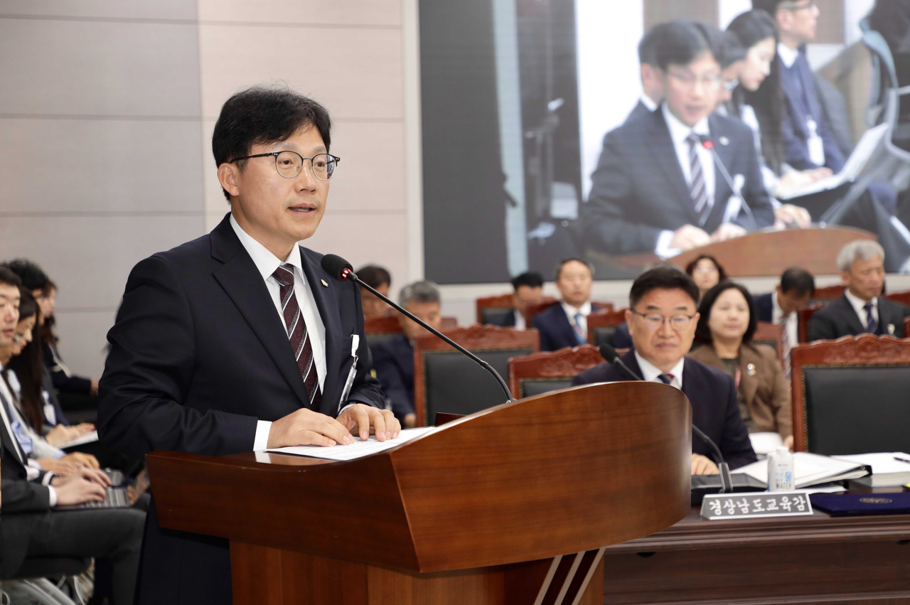 조용식 울산시교육감이 20일 부산광역시교육청에서 열린 국회 교육위원회 국정감사에서 업무보고를 통해 지방교육재정교부금의 중요성을 강조하고 있다. [울산시교육청 제공]