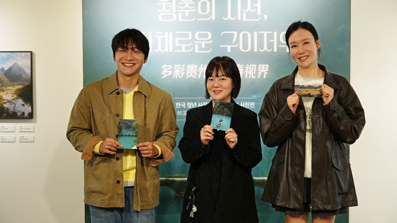 사진전에 참여한 이종범·김유진·이수안 작가가 행사장에서 기념촬영을 하고 있다.