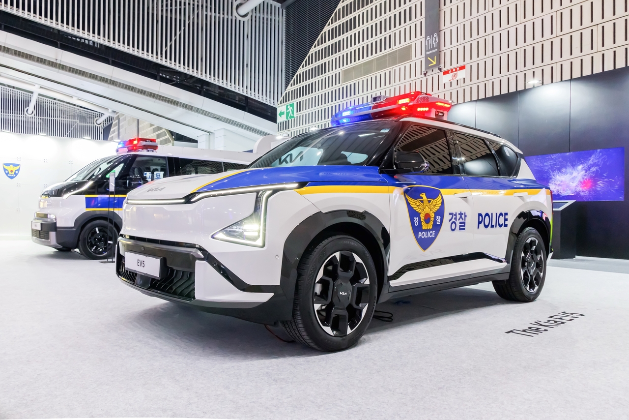 ‘2026 국제치안산업대전’ 기아관에 전시된 EV5 순찰차 콘센트카 [기아 제공]