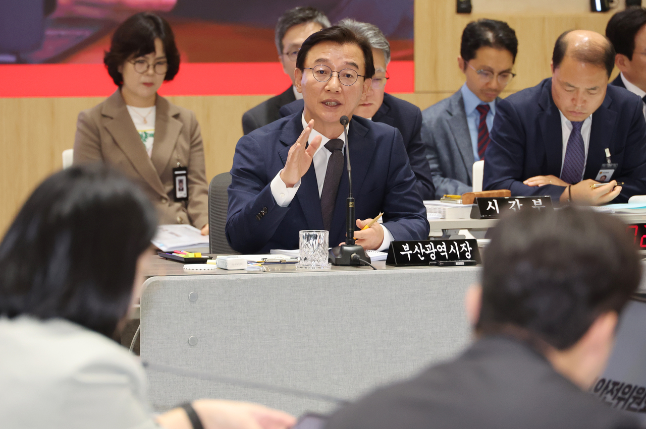 (21일 부산시청에서 열린 국회 행정안전위원회의 부산시 국정감사에서 전재수 시장이 의원 질의에 답변하고 있다. [연합]