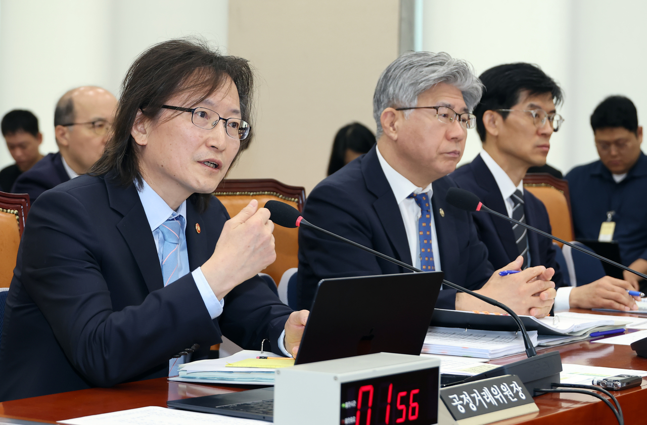 Ju Biung-ghi (L), head of the Fair Trade Commission, speaks during a parliamentary audit held at the National Assembly in Seoul on Oct. 12. (Yonhap)