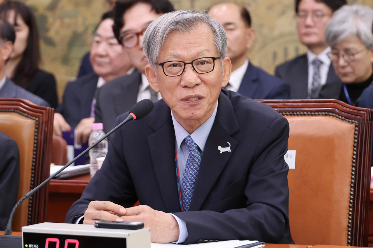 유홍준 국립중앙박물관장이 19일 국회에서 열린 문화체육관광위원회 국정감사에서 위원 질의에 답하고 있다.  [연합뉴스 제공]