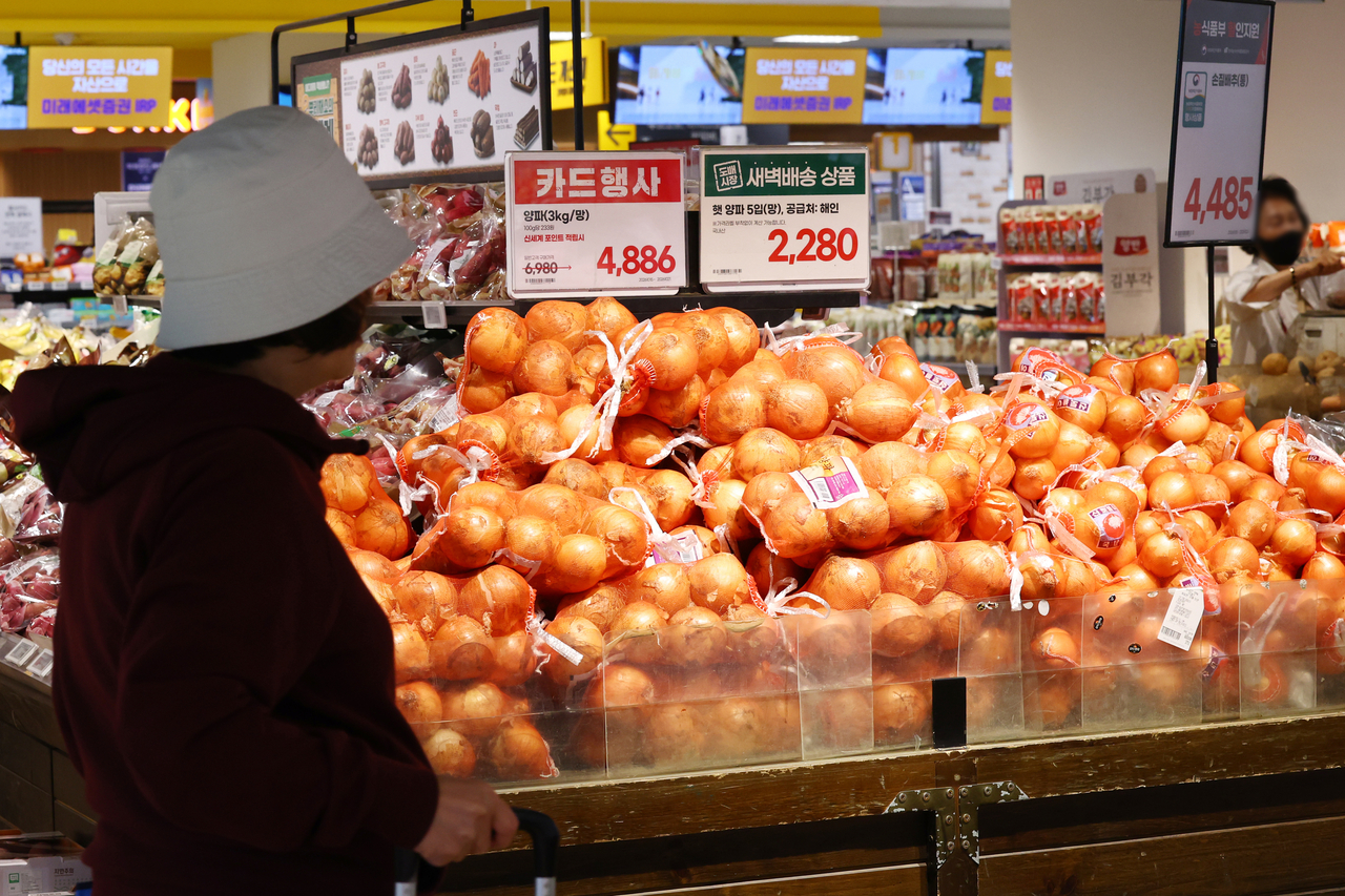 This photo shows vegetables on sale at a supermarket in Seoul on Tuesday. (Yonhap)