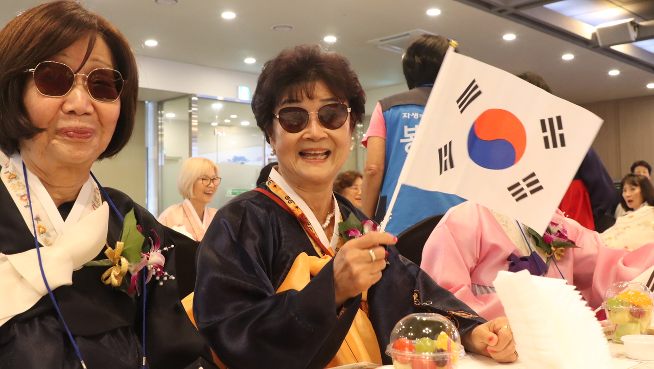 파독 간호사들이 한복을 차려입고 자생의료재단 관계자들과 저녁만찬을 즐기고 있다. (출처 : 자생한방병원)
