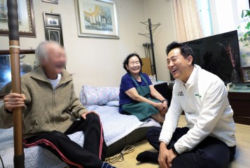 오세훈 서울시장이 21일 ‘서울형 통합돌봄’ 이용자의 가정을 방문해 이야기를 나누고 있다. [서울시 제공]