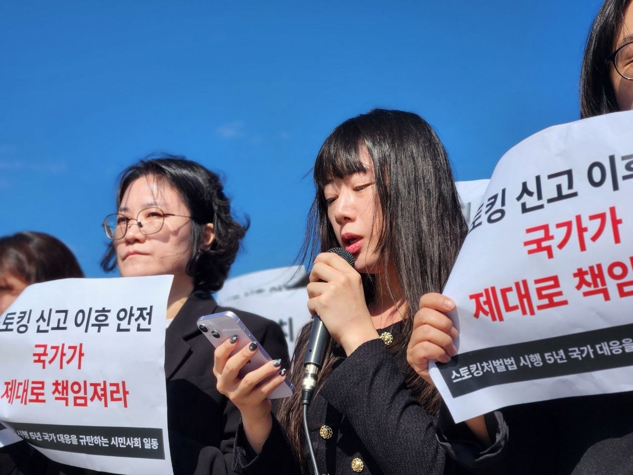 Jo Yoon-hee (second from left), managing partner of law firm Ichae, speaks at a Korea Women's Hot Line press conference on the Act on Punishment of Crime of Stalking in Seoul on Wednesday. (Korea Women's Hot Line)