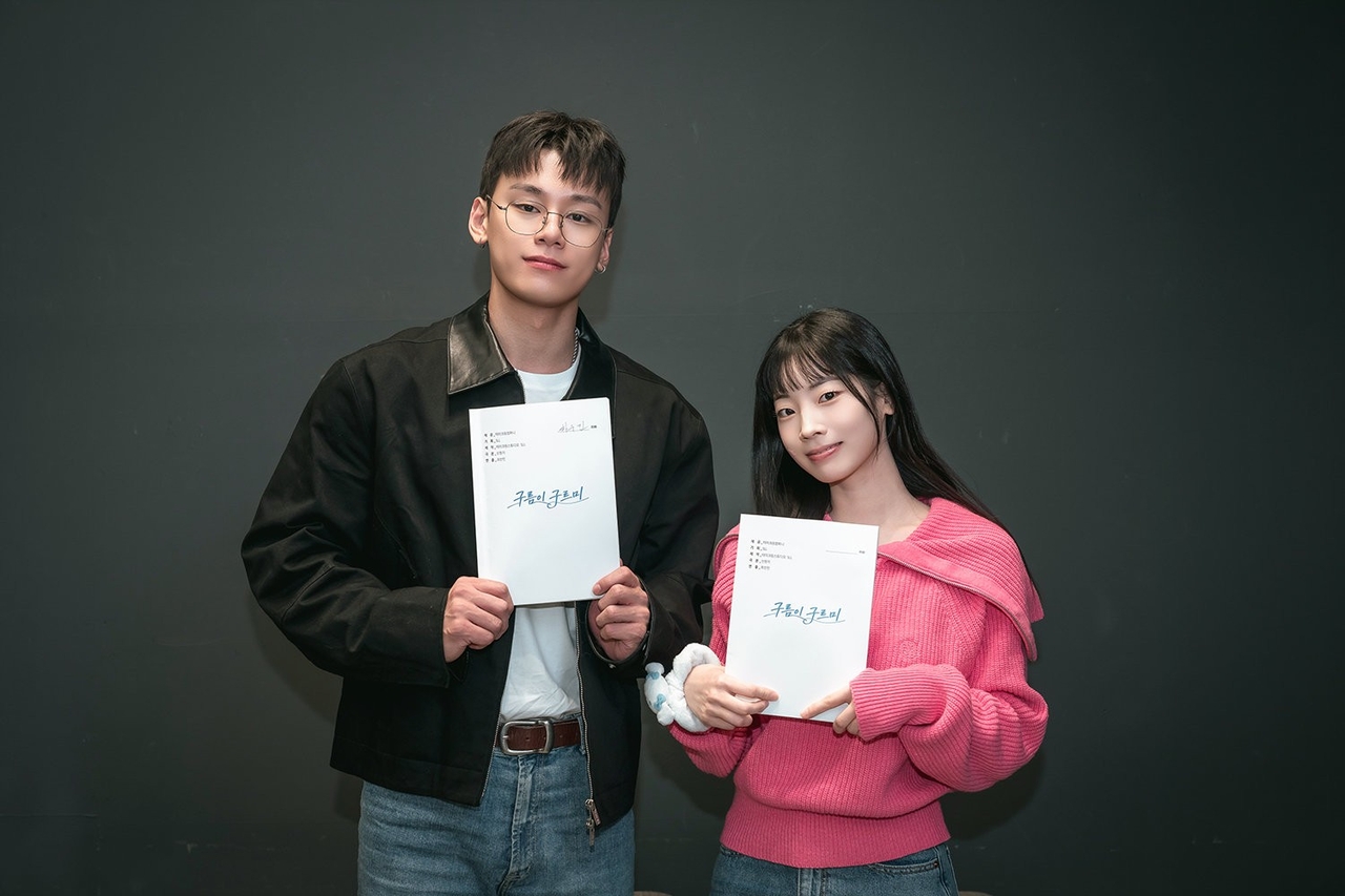 Dahyun (right) and Cha Woo-min (TakeOne Company)