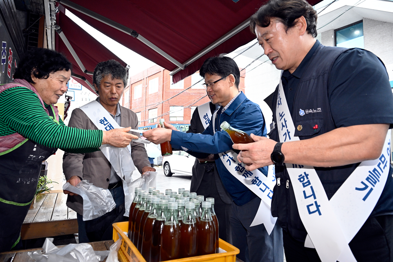 현대자동차 노사가 20일 울산시 북구 염포시장에서 참기름 가게에서 장을 보며 상인들을 응원하고 있다. [현대자동차 제공]