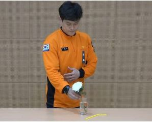 추미애 저격했나…‘빨대’ 치우고 ‘국화꽃’ 꽂은 소방관