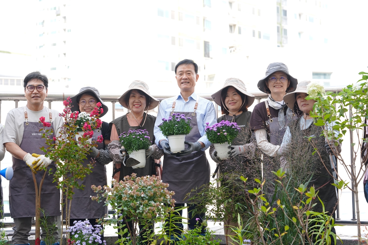 Seongbuk-gu District Mayor Lee Seung-ro (center) poses with community gardeners. [Seongbuk-gu]