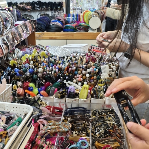 Shoppers browse binyeo hairpins and other hair accessories at a shop in Seoul's Dongdaemun Market on Oct. 15. (Yonhap)