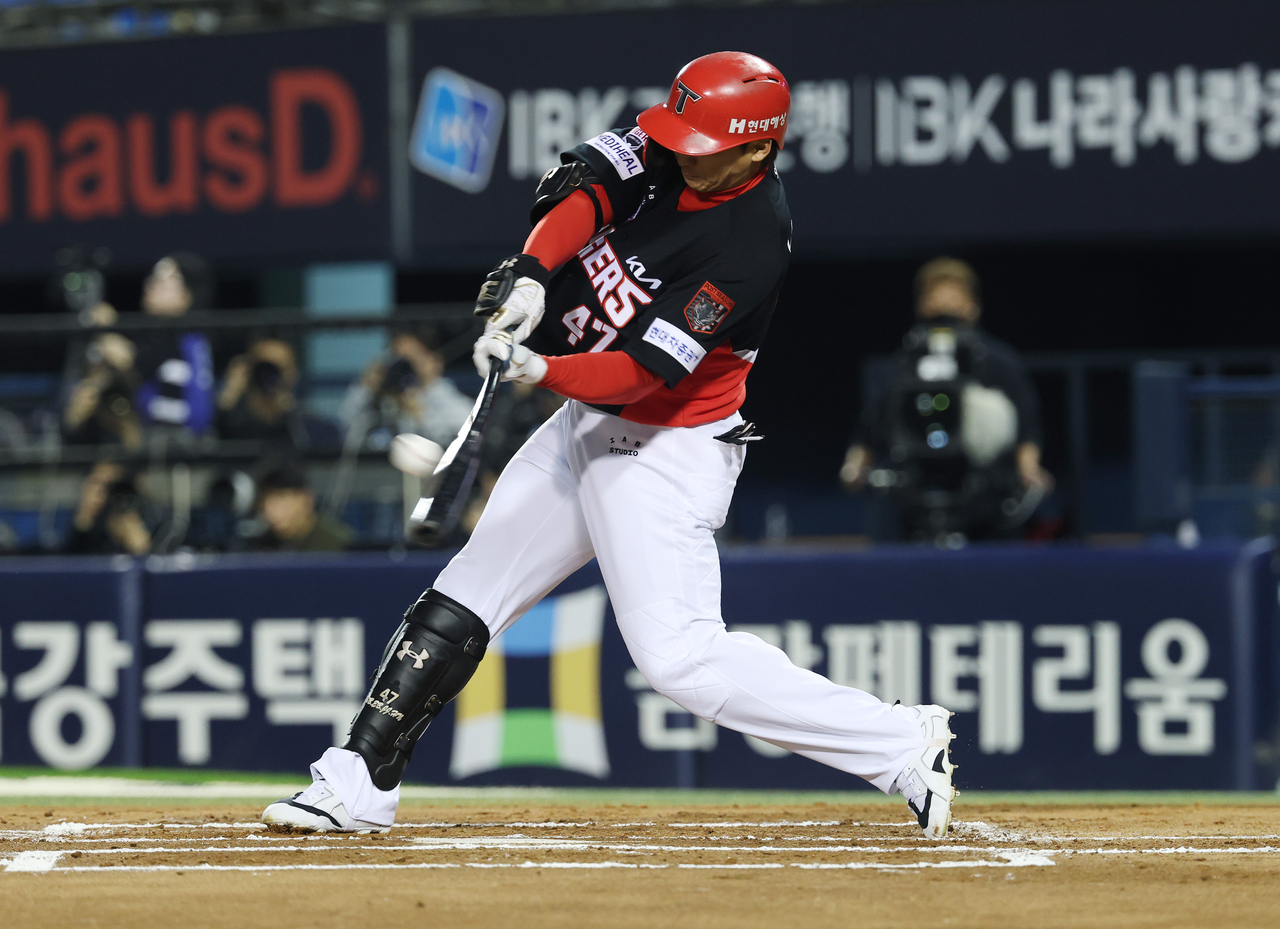 Na Sung-bum of the Kia Tigers hits a solo home run against the LG Twins during Game 3 of the first round in the Korea Baseball Organization postseason at Jamsil Baseball Stadium in Seoul on Tuesday. (Yonhap)