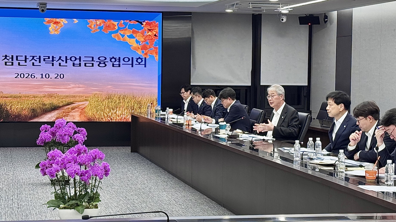 우리금융그룹은 지난 20일 서울 중구 본사에서 임종룡 회장(사진 가운데) 주재로 ‘10월 첨단전략산업금융협의회’를 개최했다.[우리금융그룹 제공]
