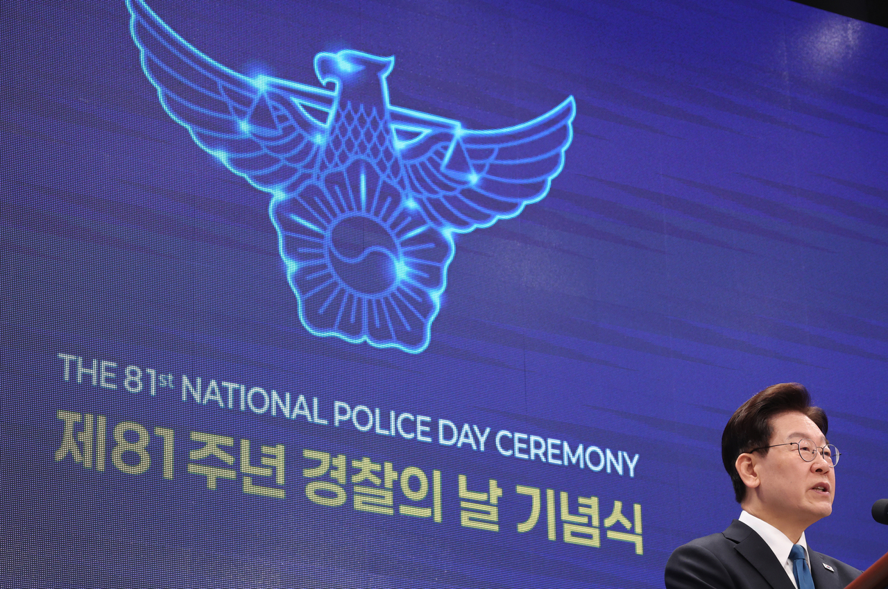 President Lee Jae Myung delivers a commemorative address at a ceremony marking the 81st National Police Day at the National Police Agency headquarters in Seoul on Wednesday. (Yonhap)