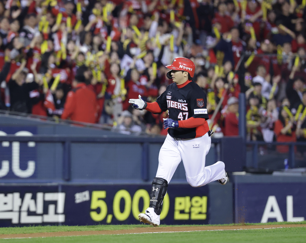 Na Sung-bum of the Kia Tigers rounds the bases after hitting a solo home run against the LG Twins during Game 3 of the first round in the Korea Baseball Organization postseason at Jamsil Baseball Stadium in Seoul on Tuesday. (Yonhap)