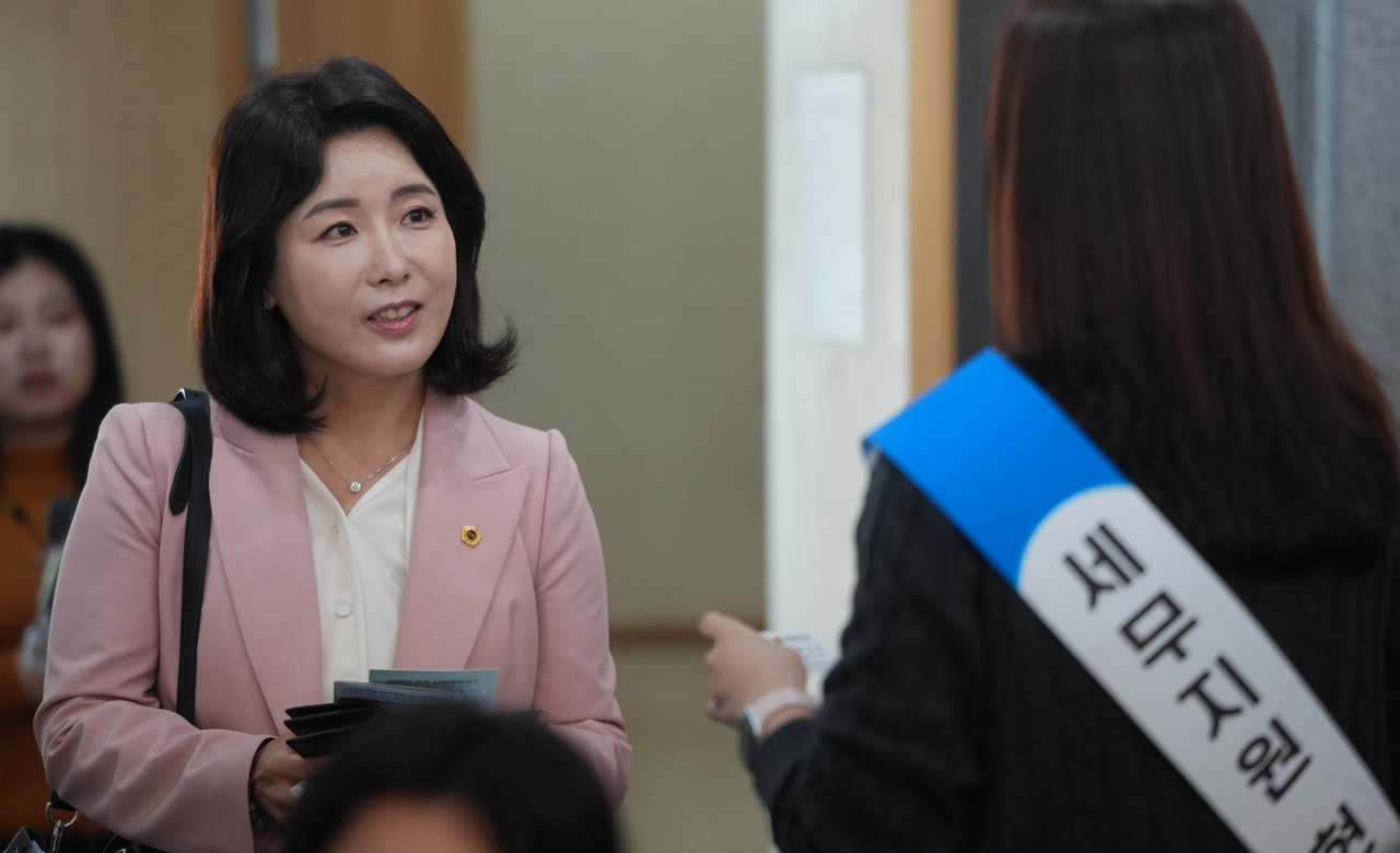 윤유진 서울시의원이 20일 송파여성경력이음센터에서 열린 ‘2026 송파 경력이음매칭데이’에 참석해 여성들의 재취업, 창업 지원을 응원했다. 서울시의회 제공