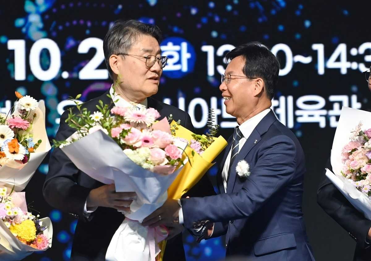 박상철 총장은 대학의 교육·연구 역량을 바탕으로 지역인재 양성과 중소기업 지원, 교육·복지 등 다양한 분야에서 적극 협력하며 지역사회 경제 활성화와 상생 발전에 기여한 공로를 인정받았다.